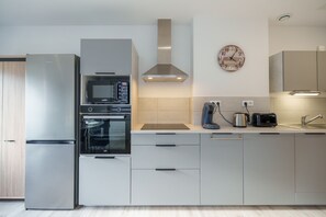 Geladeira, micro-ondas, fogão, lava-louças