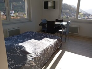 2 Schlafzimmer, Bügeleisen/Bügelbrett