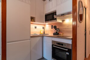 Kylskåp, mikrovågsugn, ugn och diskmaskin