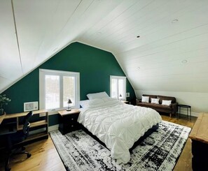 Room - Private Barn Loft w/ King Bed | Cozy Forest Escape (Parry Sound)