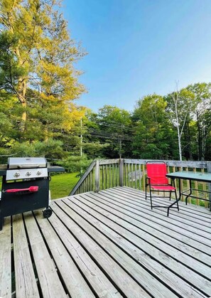 Outdoor dining - Private Barn Loft w/ King Bed | Cozy Forest Escape (Parry Sound)