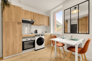 Kylskåp, mikrovågsugn, ugn och kaffe- och tebryggare