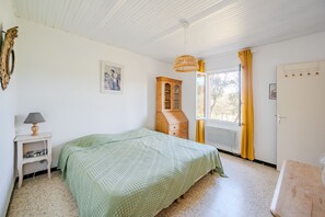 4 bedrooms, iron/ironing board