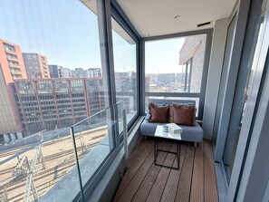 Smart TV, books - Kings Cross Apt w/ Balconies | St Pancras & Camden (London)