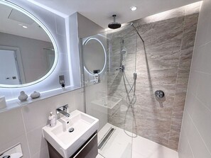 Hair dryer, towels - Kings Cross Apt w/ Balconies | St Pancras & Camden (London)