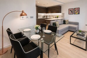 Unclassified image, 3 of 26, button - Kings Cross Apt W/ Balconies | st pancras & camden (London)