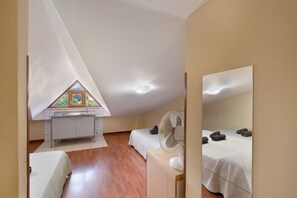 4 habitaciones, tabla de planchar con plancha, wifi y ropa de cama