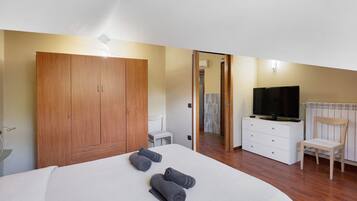4 bedrooms, iron/ironing board, WiFi, bed sheets