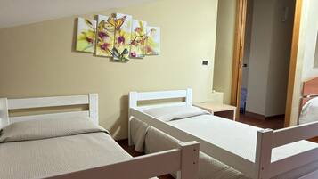 4 bedrooms, iron/ironing board, WiFi, bed sheets