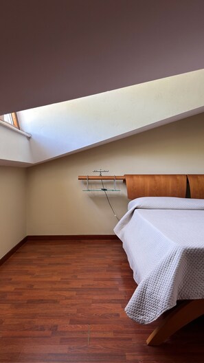 4 slaapkamers, een strijkplank/strijkijzer, wifi, beddengoed