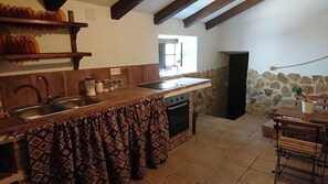 Private kitchen - La Era Ecolodge - 3 apartment complex with private pool (8-10 people) (Ventorros de San José)