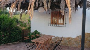 Outdoor dining - La Era Ecolodge - 3 apartment complex with private pool (8-10 people) (Ventorros de San José)