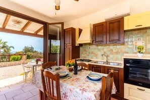 Fridge, oven, stovetop, coffee/tea maker