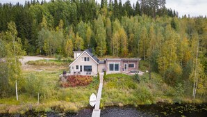 A house with a dock extending into a lake, surrounded by dense forest. - Lakefront Holiday Villa - Traditional Finnish sauna & outdoor jacuzzi (Uurainen)