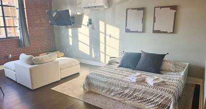 Studio Apt | King Bed, Full Kitchen · By KeenStays