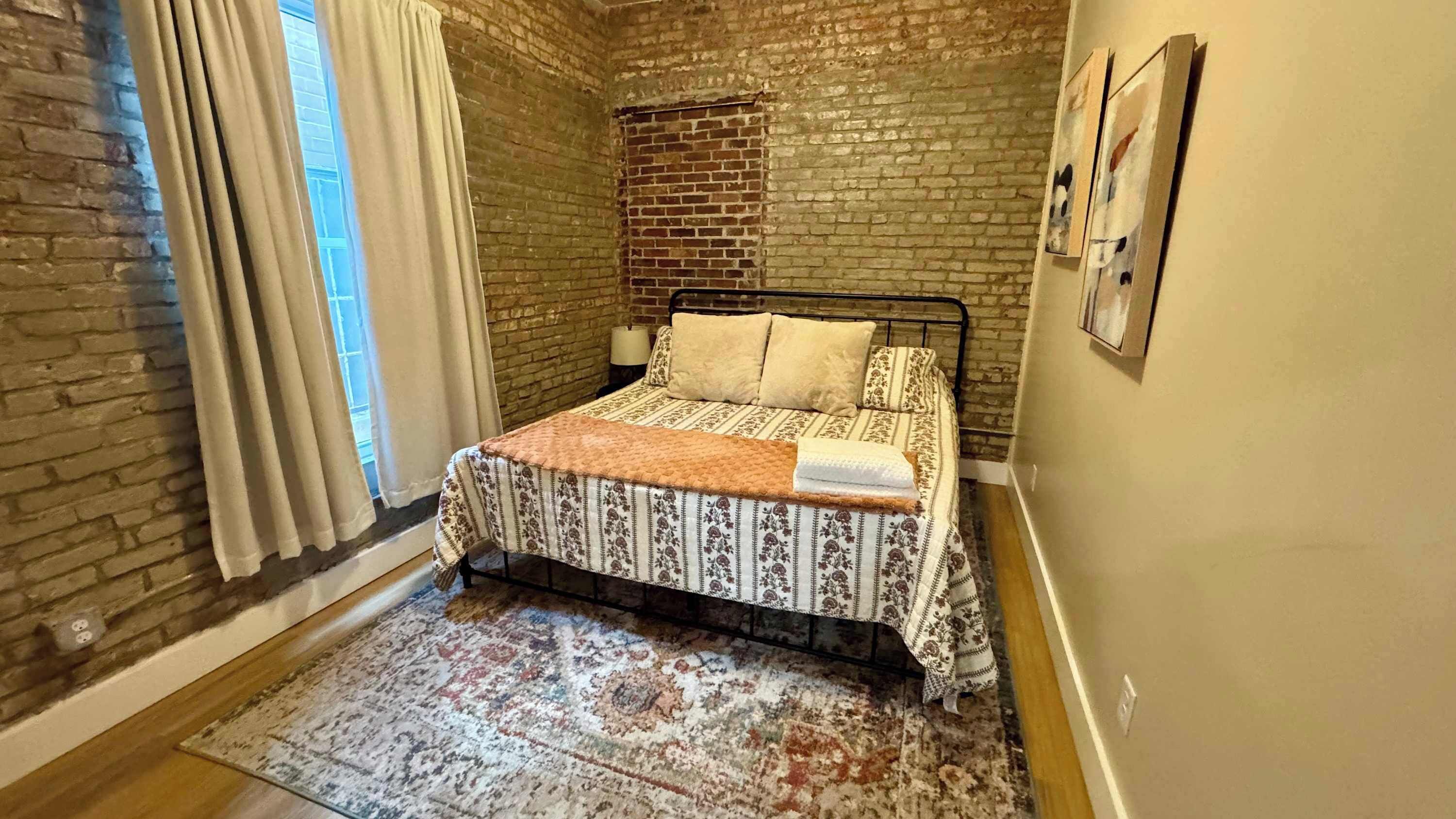 Desk, iron/ironing board, WiFi, bed sheets