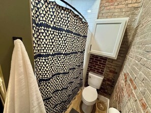 Dusche, Haartrockner, Handtücher, Shampoo