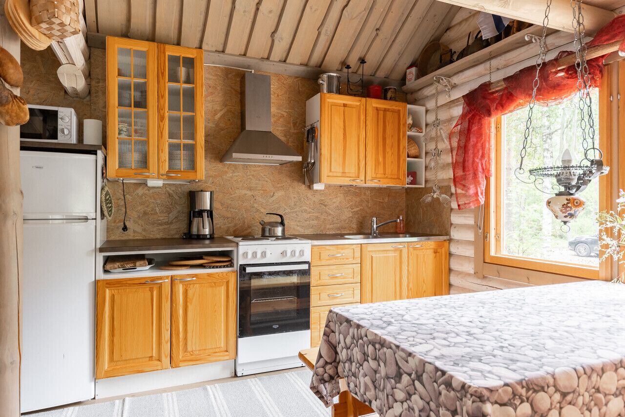Wasserkocher mit Kaffee-/Teezubehör, Kühlschrank, Mikrowelle, Ofen