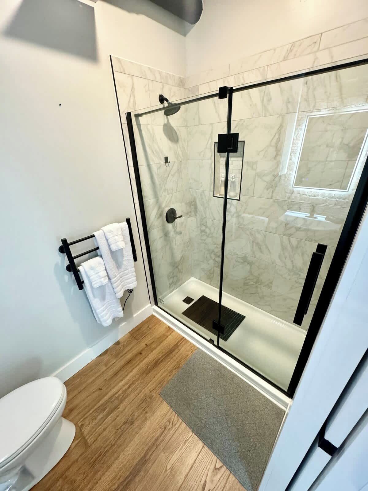 Dusche, Haartrockner, Handtücher, Shampoo