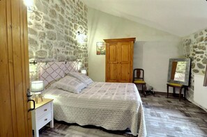 Iron/ironing board, travel crib, free WiFi, bed sheets