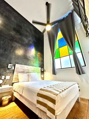 Desk, free WiFi, bed sheets - TS3 Queen in Todos Santos (Todos Santos)