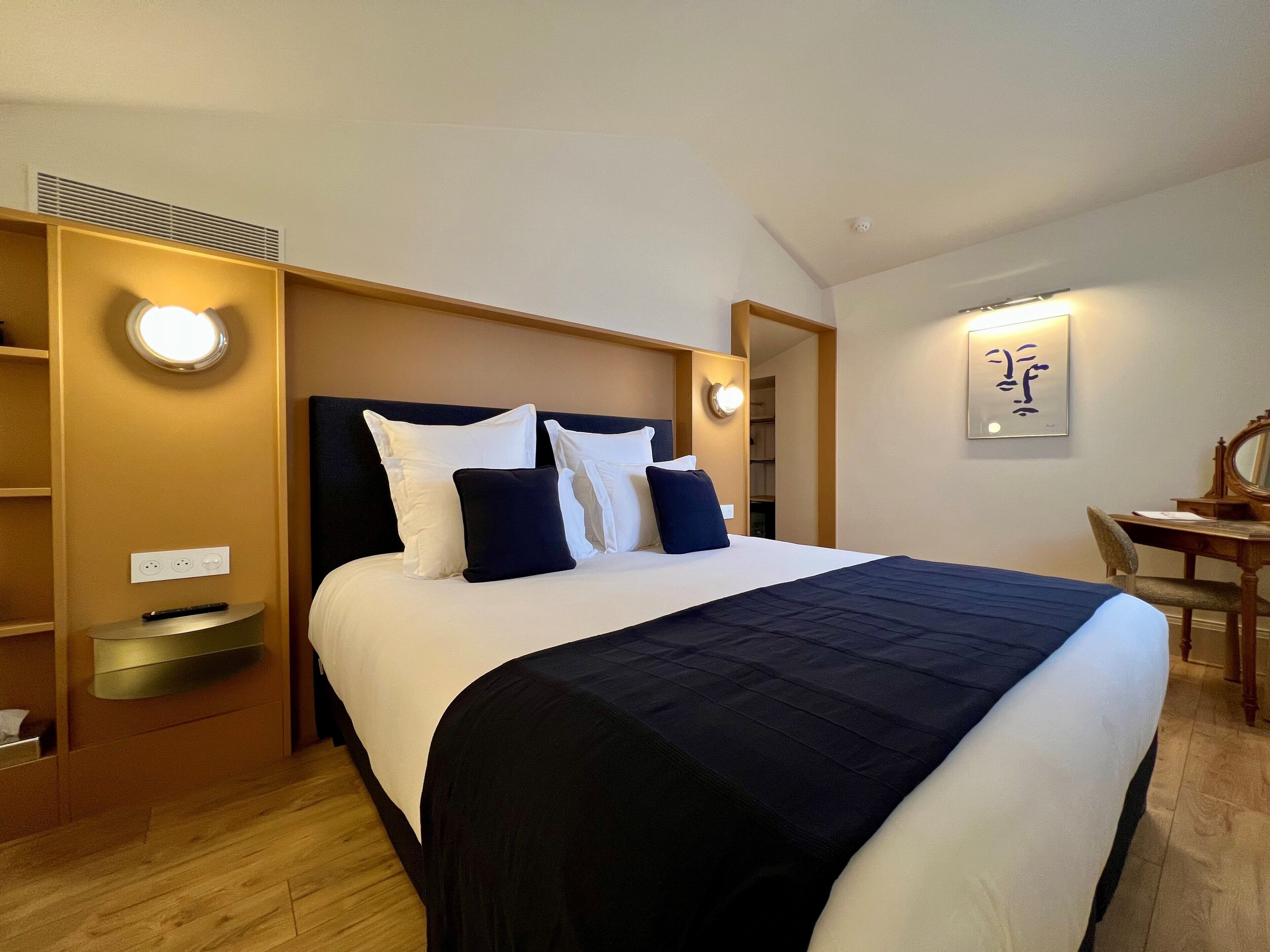 Superior Suite | Desk, free WiFi, bed sheets