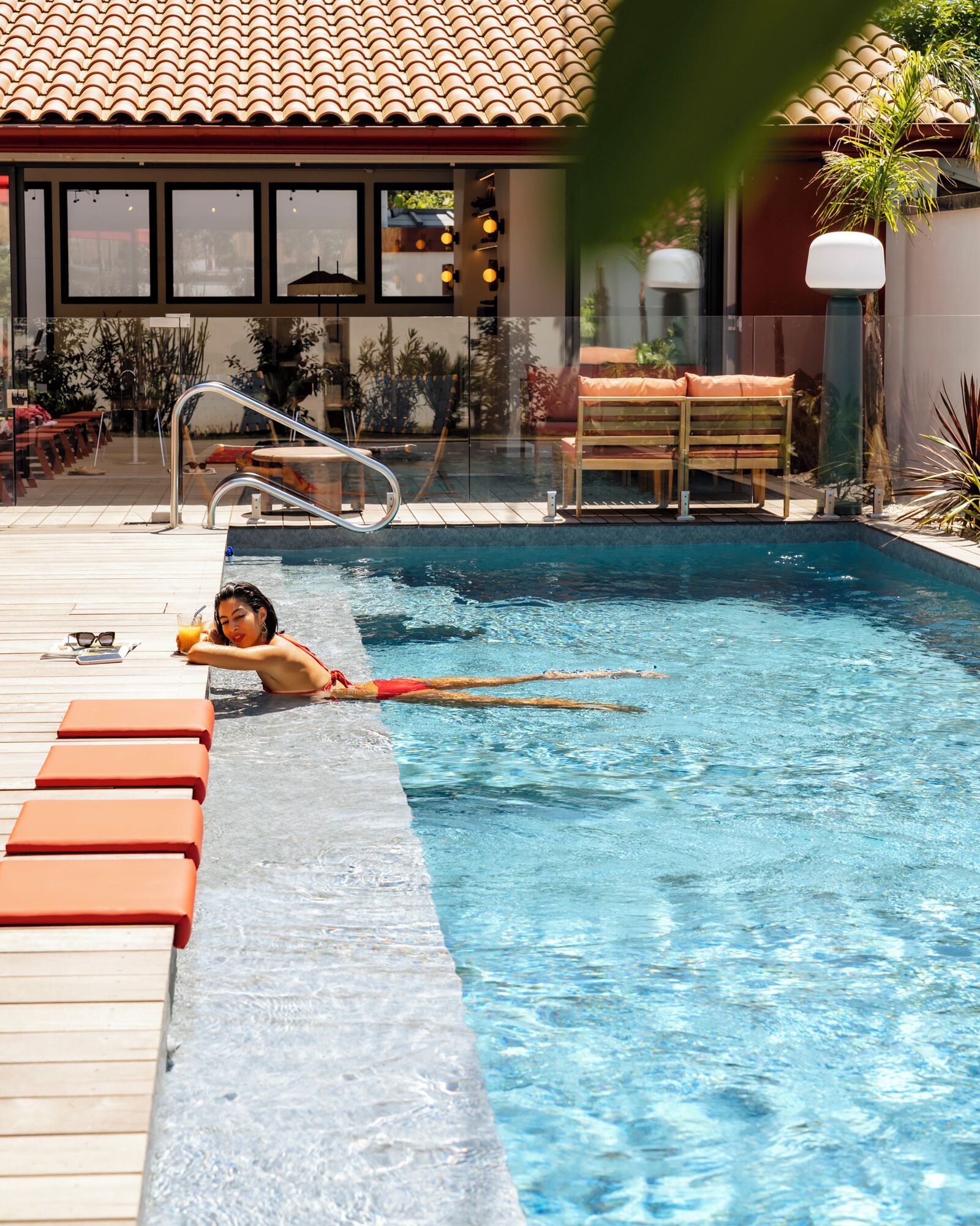 Una piscina al aire libre de temporada