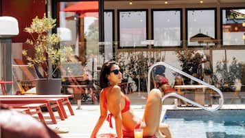 Una piscina al aire libre de temporada