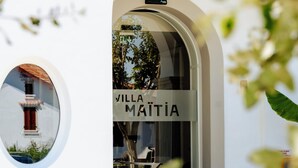 A white building with an arched entrance and a sign reading 'VILLA MAITIA'. - Hôtel Villa Maitia (Ustaritz)
