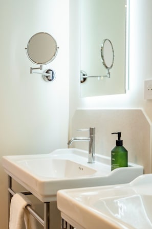 Suite superior | Baño | Secador de pelo, toallas, jabón y champú