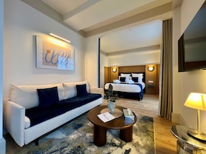 Family Room | Desk, free WiFi, bed sheets - Hôtel Villa Maitia (Ustaritz)