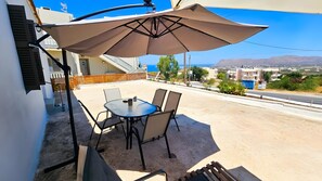 Outdoor dining - Apartment 'Traditional House Aggeliki' with Sea View, Wi-Fi and Air Conditioning (Kounoupidiana)