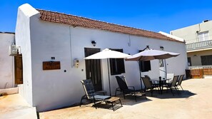 Outdoor dining - Apartment 'Traditional House Aggeliki' with Sea View, Wi-Fi and Air Conditioning (Kounoupidiana)