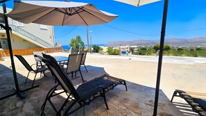 Outdoor dining - Apartment 'Traditional House Aggeliki' with Sea View, Wi-Fi and Air Conditioning (Kounoupidiana)