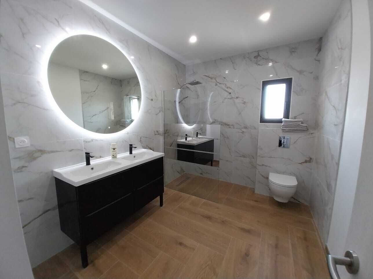 Douche, sèche-cheveux, serviettes fournies, savon