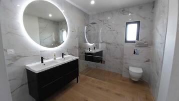 Douche, sĂšche-cheveux, serviettes fournies, savon