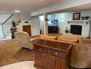 Smart TV, fireplace, DVD player, table tennis