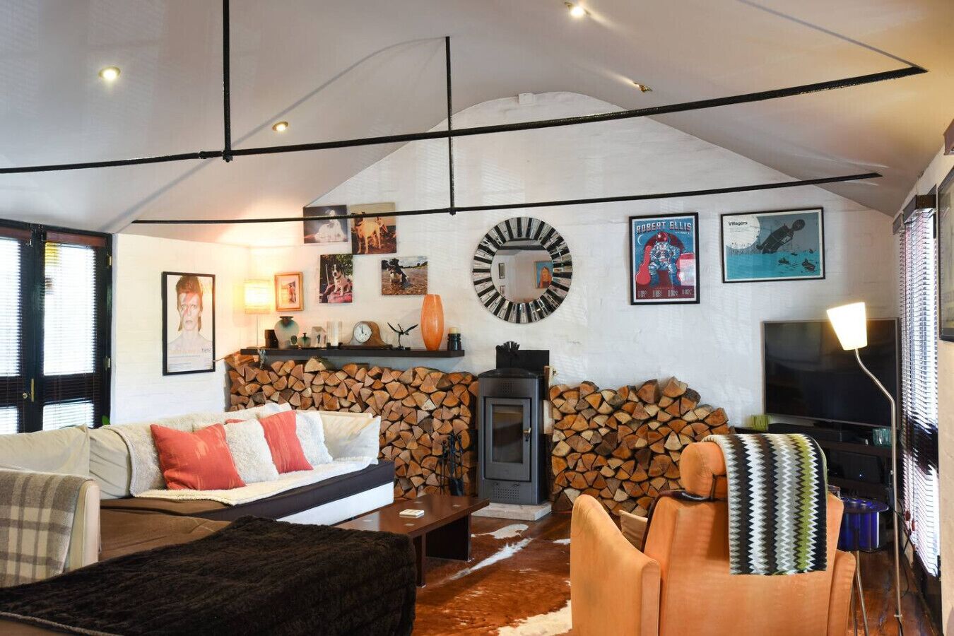 TV, fireplace