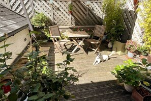Outdoor dining - Portsmouth Pearl | 2 Bedroom Old Forge (Portsmouth)