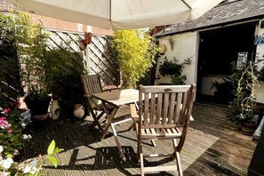 Outdoor dining - Portsmouth Pearl | 2 Bedroom Old Forge (Portsmouth)