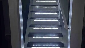 Un escalier dont les marches sont illuminées.