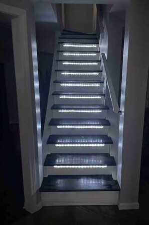 Un escalier dont les marches sont illuminées.