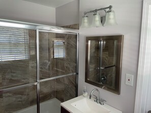 Een douche, een bubbelbad, een haardroger, handdoeken