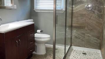 Shower, jetted bath, hair dryer, towels