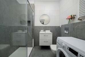 Dusche, Haartrockner, Handtücher, Shampoo