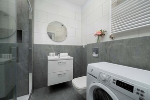 Dusche, Haartrockner, Handtücher, Shampoo