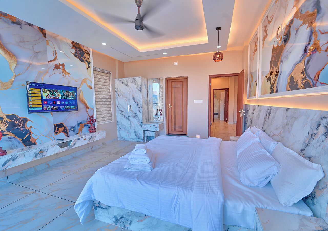 Deluxe Room, Balcony, Hill View | Laptop workspace, soundproofing, free WiFi