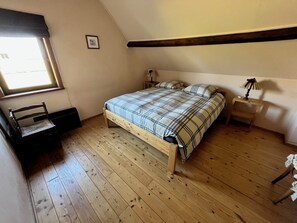3 bedrooms, iron/ironing board, WiFi, bed sheets - Averulle, a tranquil 3-bedroom house in Kortemark neighborhood (Kortemark)