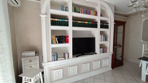 Interior - In quiet residence, comfortable two-room apartment, maximum cleanliness. (Legnano)