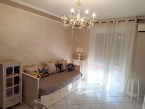 Interior - In quiet residence, comfortable two-room apartment, maximum cleanliness. (Legnano)